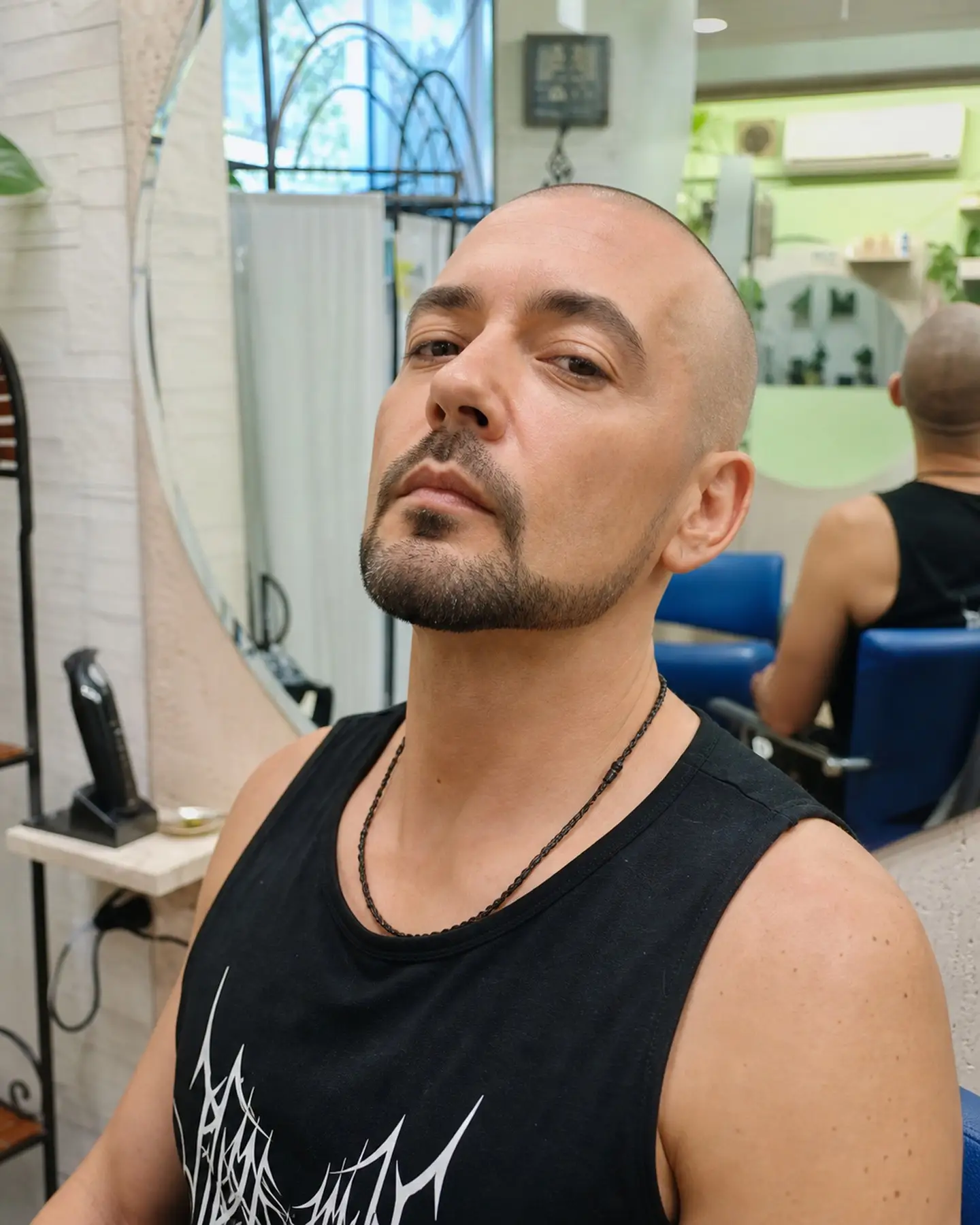 Barba perfilada y corte rapado de hombre en Peluqueria Gonzalo Logrono