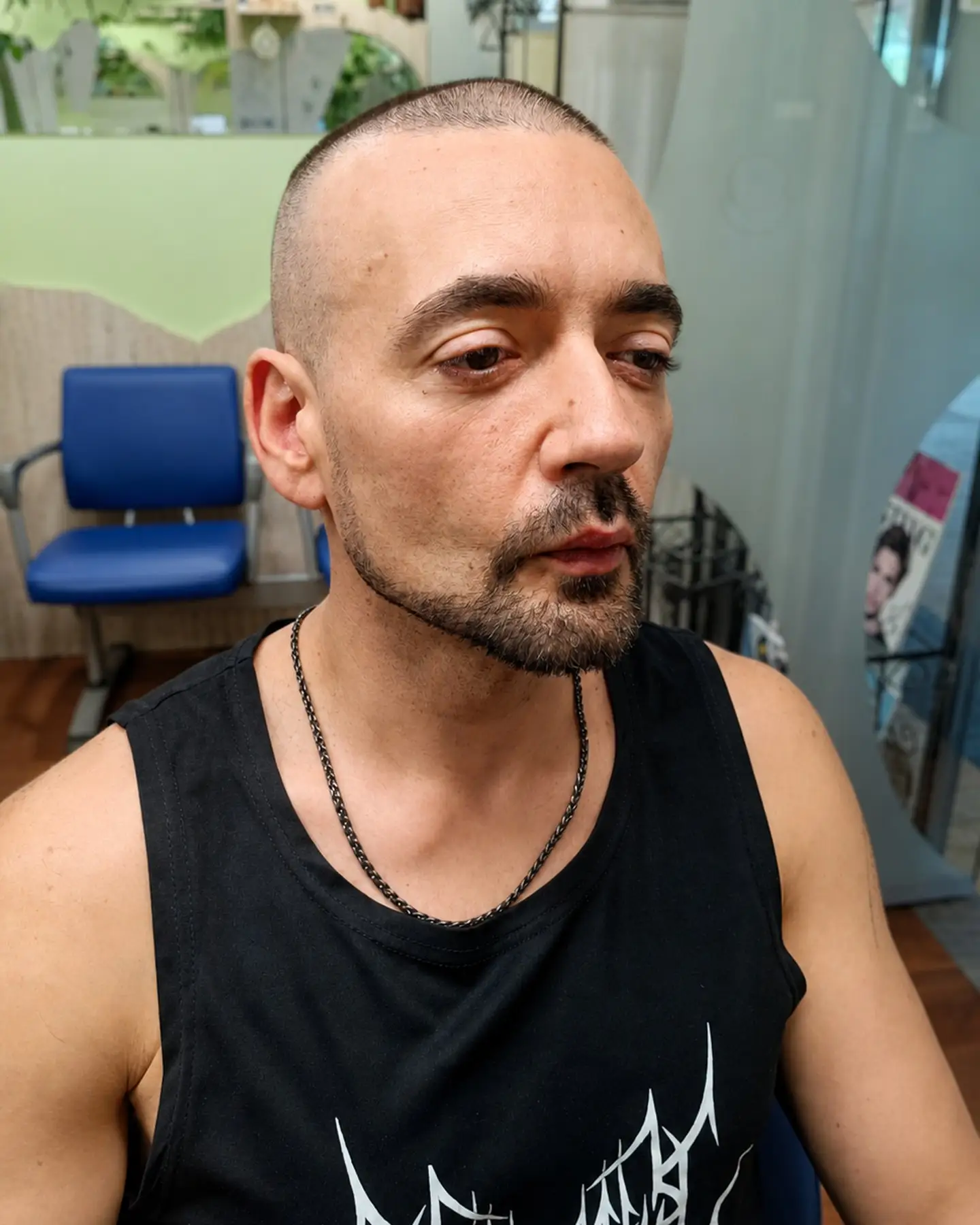 Barba corta perfilada en caballero en barberia de Logrono