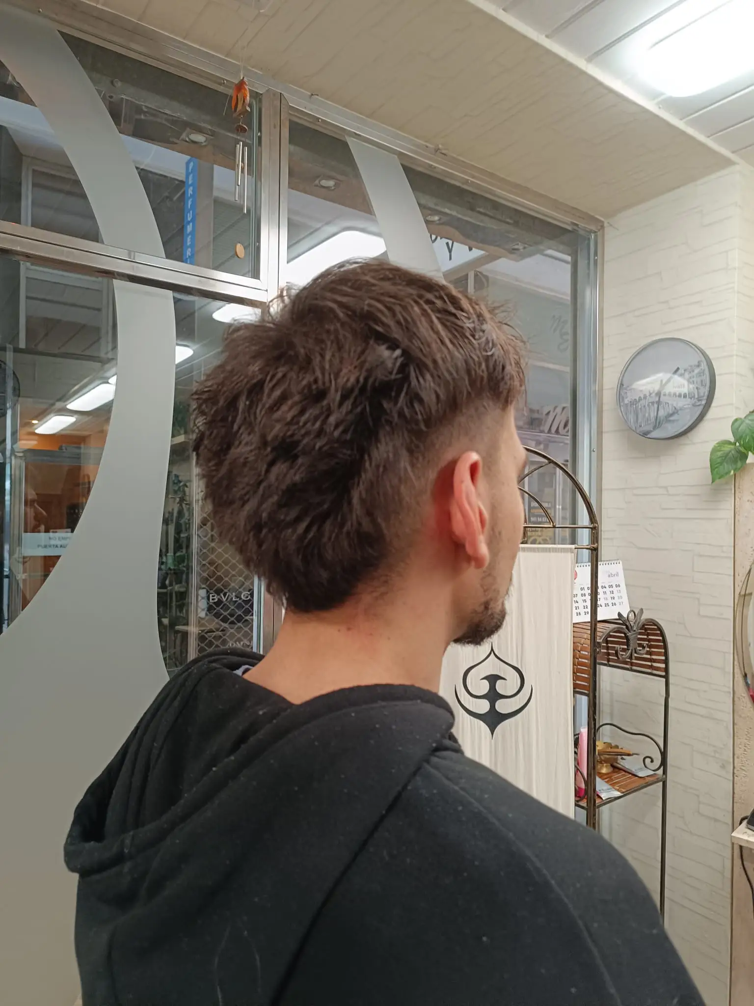 Acabado trasero de un corte de caballero texturizado