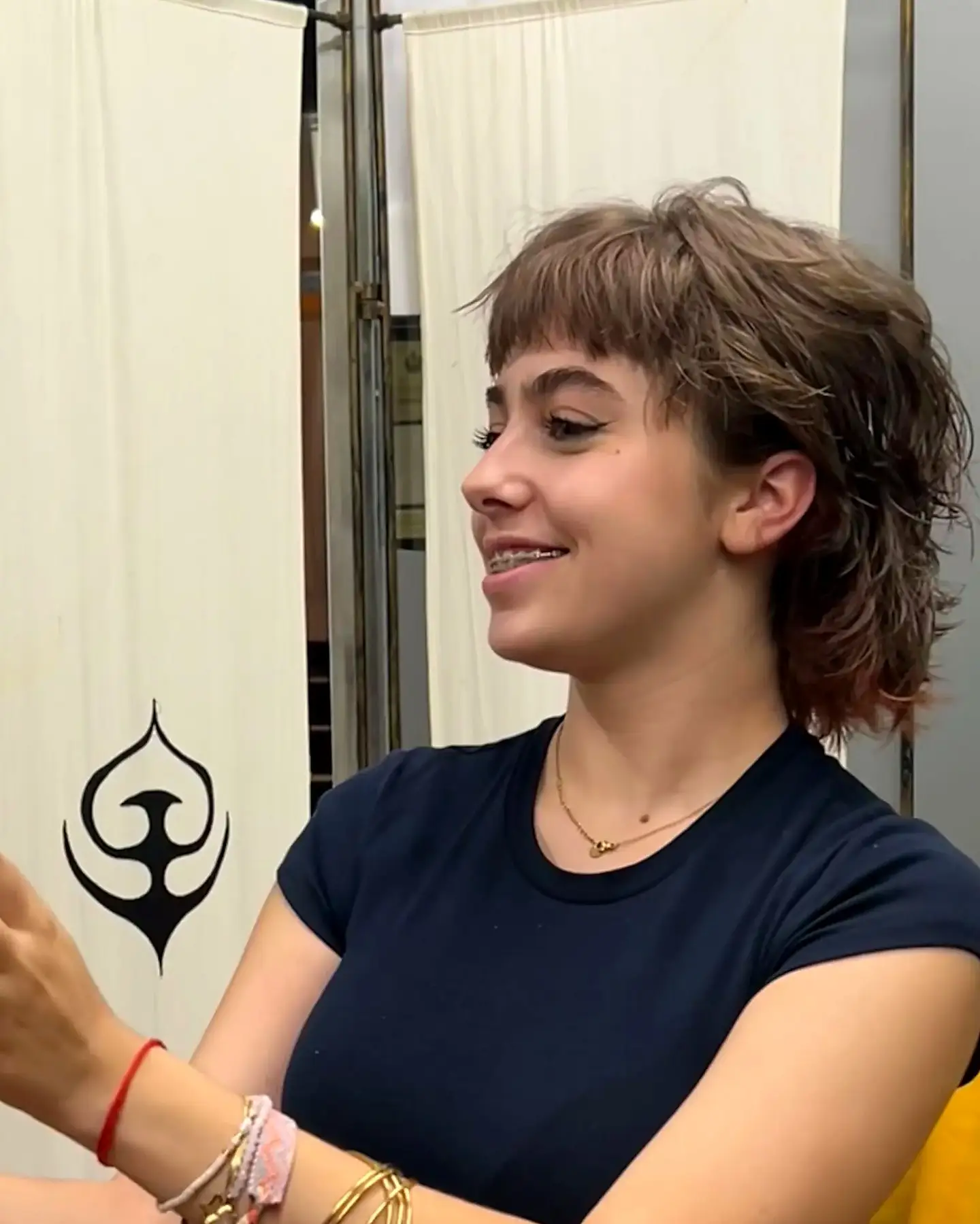 Clienta comprobando en el espejo su corte de pelo corto con textura