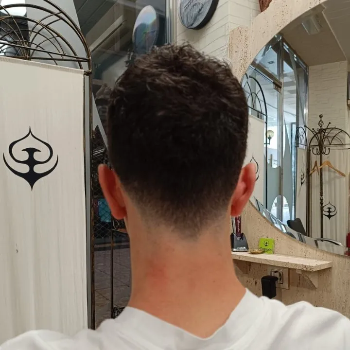Corte pompadour con volumen