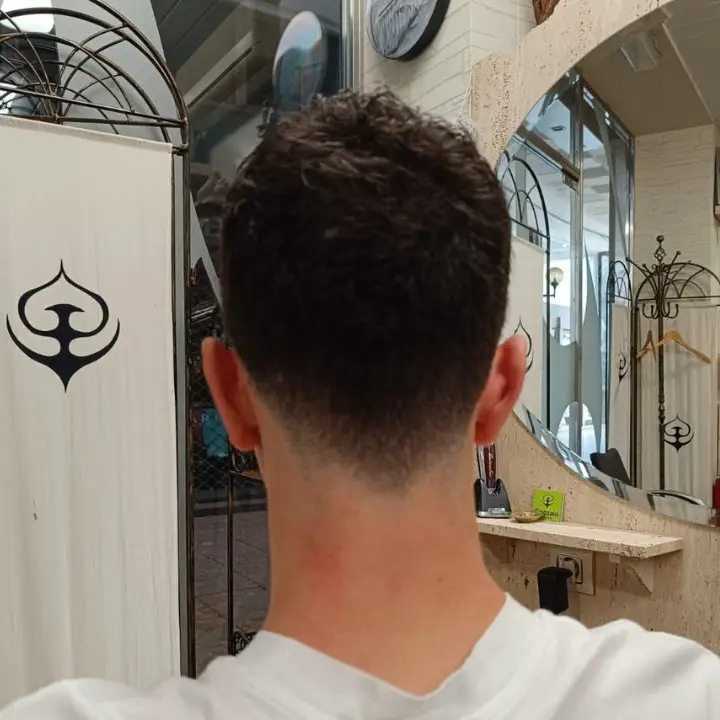 Corte pompadour con volumen