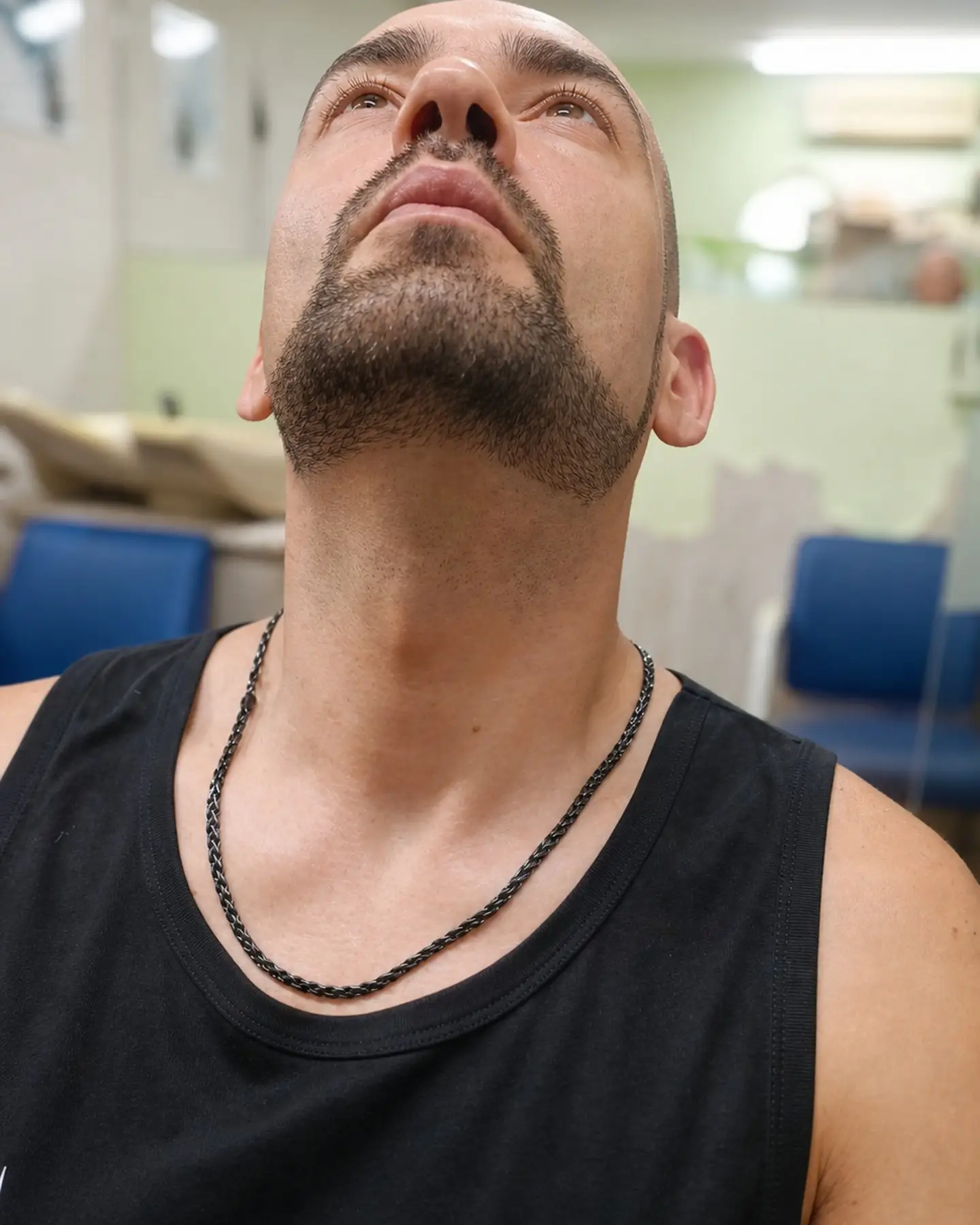 Detalle de barba y cuello antes del acabado de barberia en Logrono