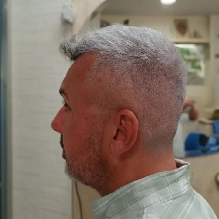 Corte moderno para caballero senior