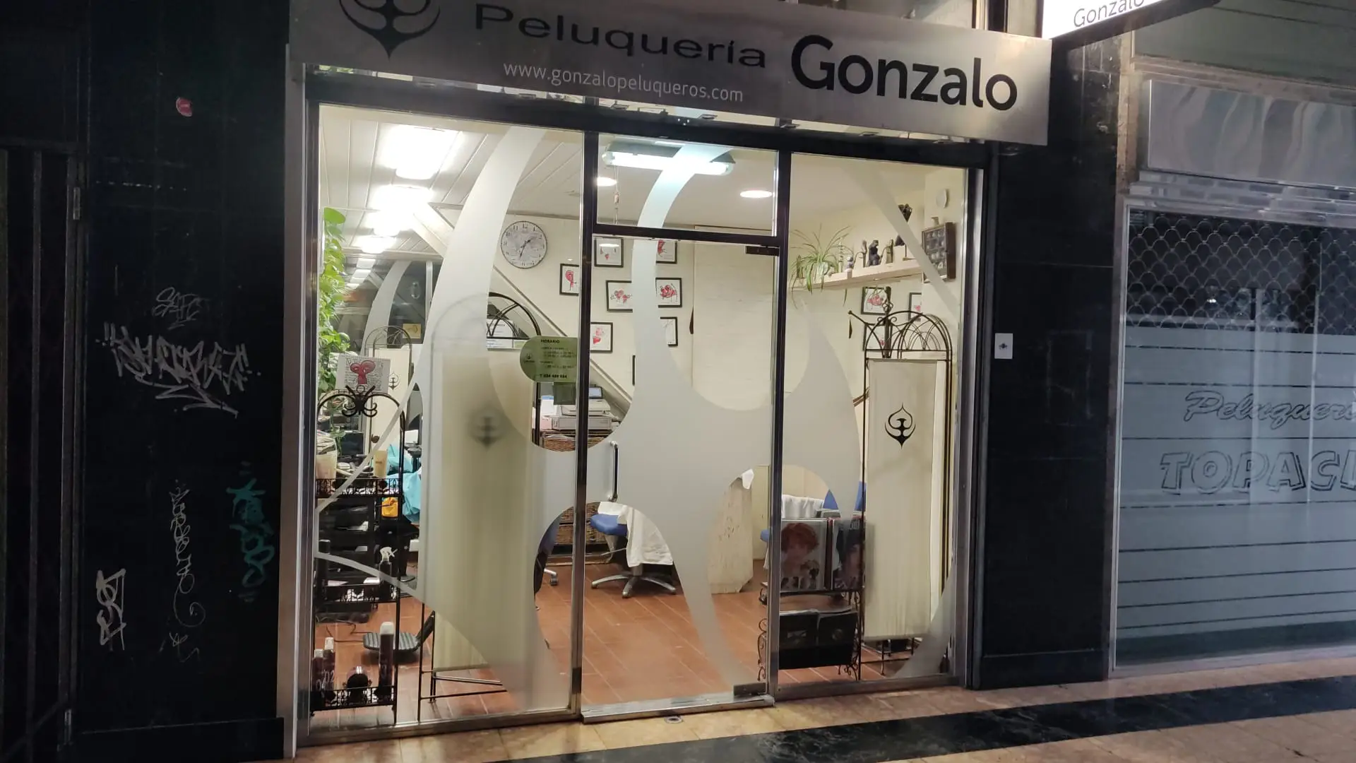 Escaparate nocturno de Peluquería Gonzalo en la Calle Miguel Villanueva, Logroño