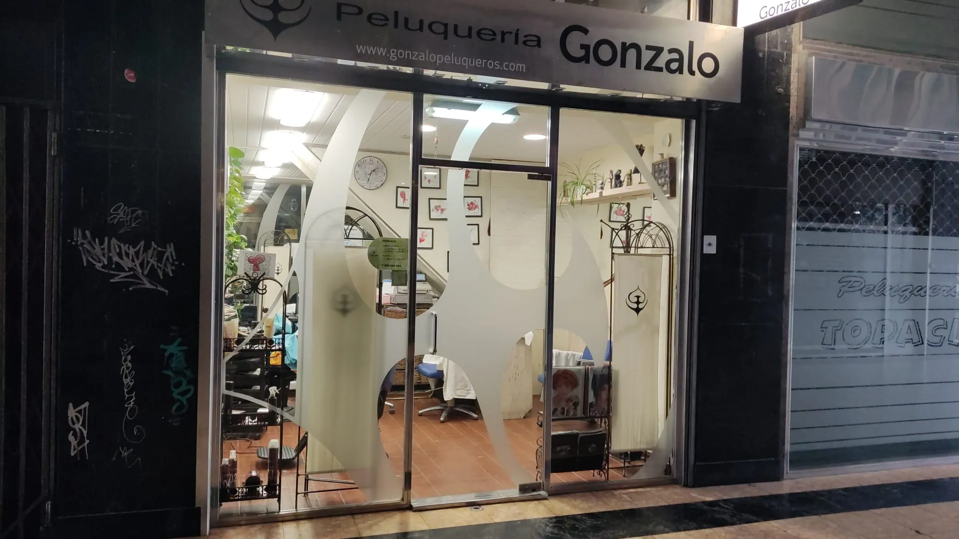 Fachada nocturna de Peluquería Gonzalo en Calle Miguel Villanueva 10, Logroño
