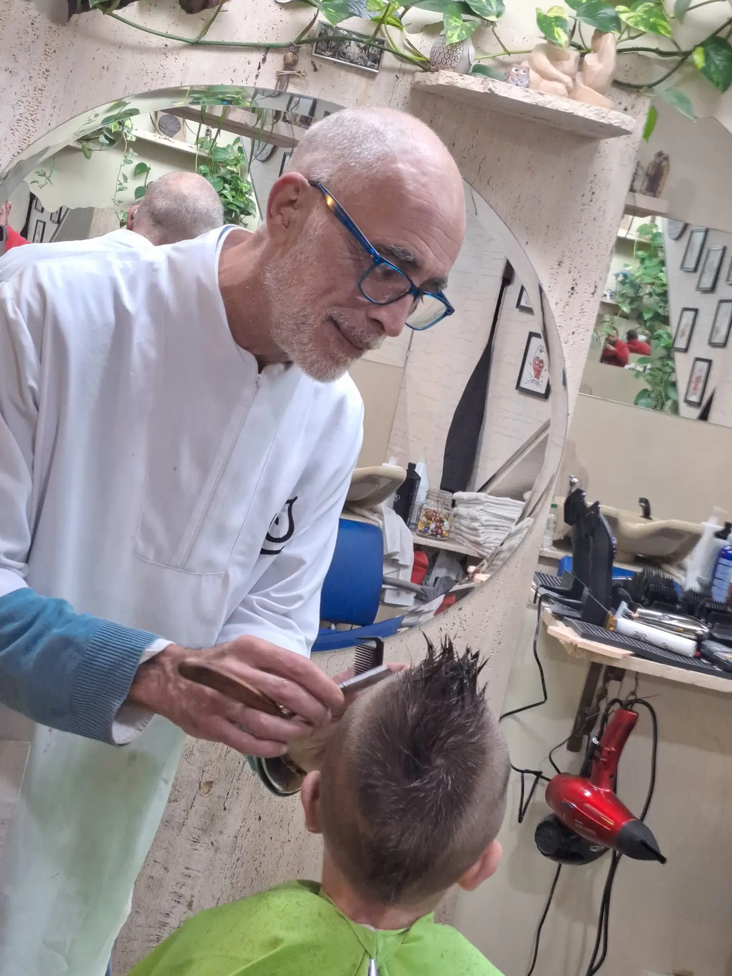 Gonzalo cortando el pelo a un cliente en su peluquería de Logroño
