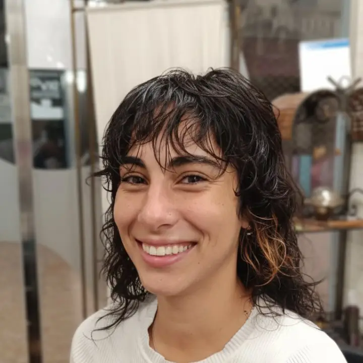 Corte en melena larga morena con flequillo