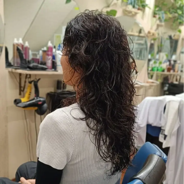 Melena larga con rizos definidos