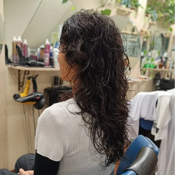 Melena larga con rizos definidos