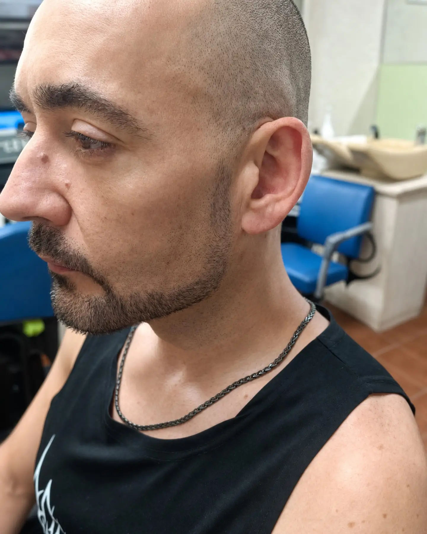Perfilado de barba corta en hombre en Logrono