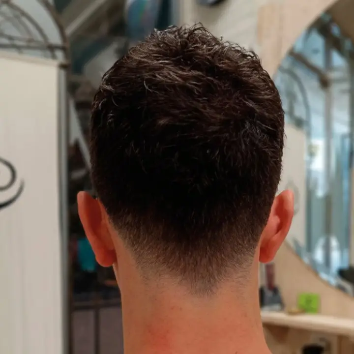 Acabado trasero de corte de caballero con nuca perfilada
